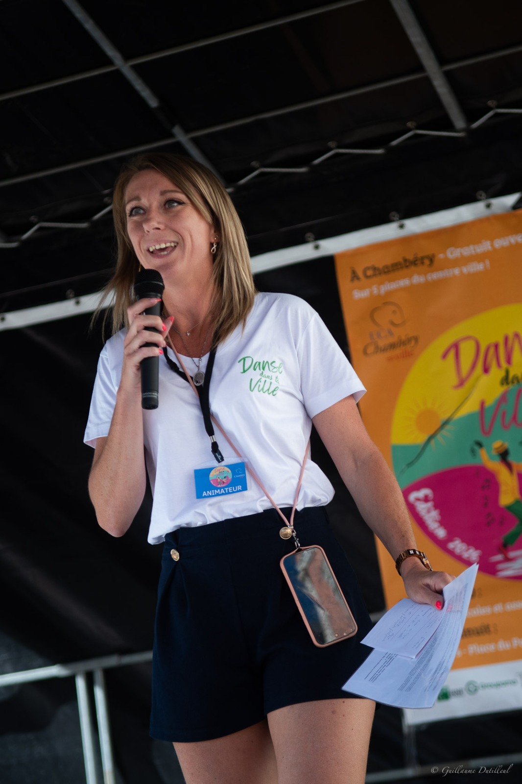Charlène Moine prenant la parole lors d'un événement